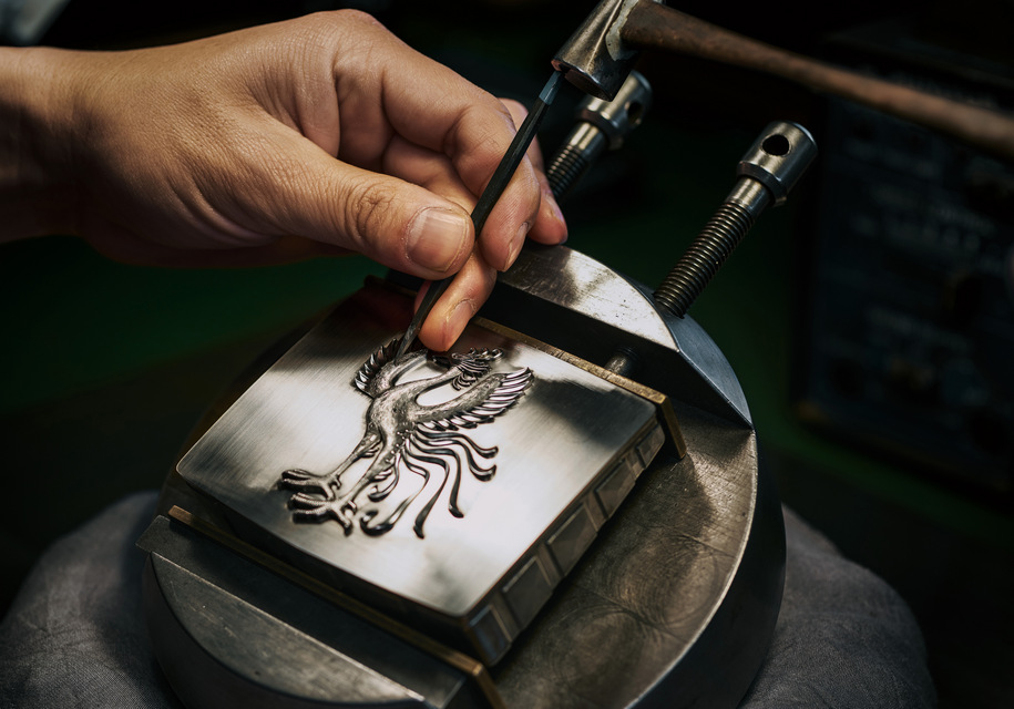 На эмблеме — выгравированная вручную птица Феникс