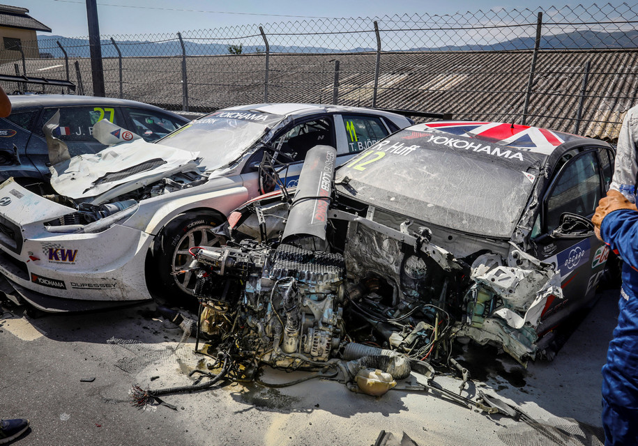 Volkswagen Golf Роберта Хаффа после аварии. Позади — поврежденный Hyundai i30 Теда Бьорка