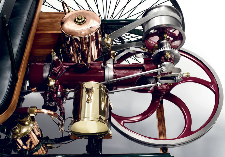 Двигатель с горизонтальным цилиндром. Большое колесо — его маховик