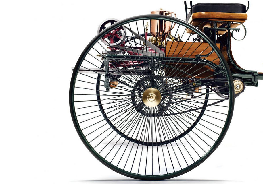 Колеса — спицованые, с шинами из цельной резины