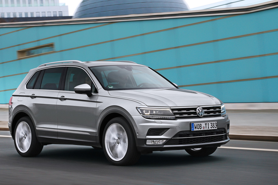 #####<mark>VW Tiguan</mark>VW Tiguan со 150-сильным мотором, «роботом» и передним приводом в версии City, где уже есть электропривод крышки багажника, адаптивный круиз, автопарковщик, бесключевой доступ, подогрев руля, задних сидений и лобового стекла, LED-фары, стоит 1 749 000 рублей. Полный привод добавит к стоимости 100 тысяч рублей, а за 2,2 миллиона можно взять 220-сильную машину в богатой комплектации или 150-сильный дизель «в топе».