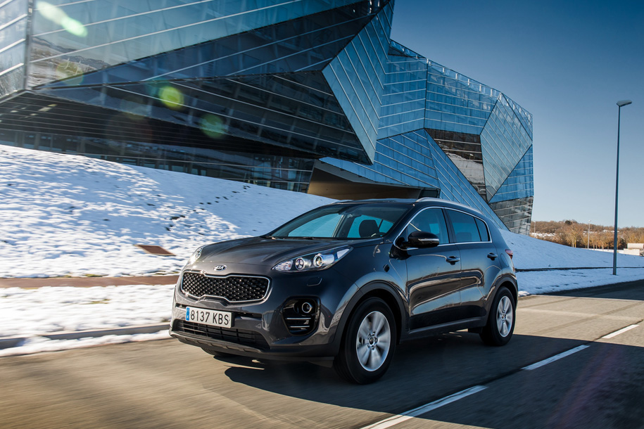 #####<mark>Kia Sportage</mark>Kia Sportage со 150-сильным атмосферником, «автоматом» и передним приводом обойдется минимум в 1 449 900 рублей. Правда, это будет практически пустой автомобиль с кондиционером. Вариант с климат-контролем и подогревами всего увелиит цену до 1 504 900 рублей, а топовую моноприводную машину попросят 1 709 900 рублей. Цены на полноприводный Sportage с такой же силовой установкой начинаются от 1 584 900 рублей и доходят до 2 039 900 рублей. Самый дорогой кроссовер — 2,1 миллиона рублей — это дизельный вариант в топовом оснащении. 
