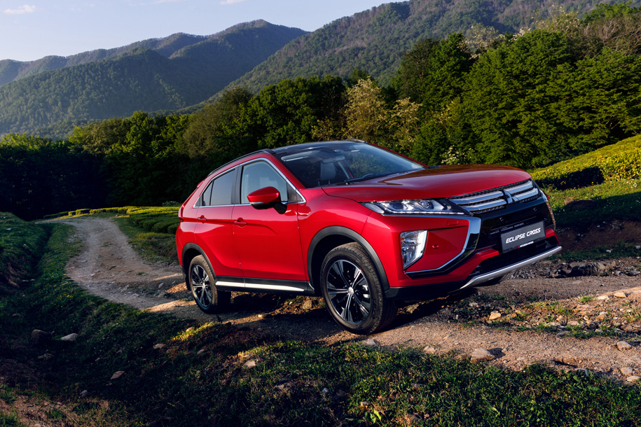 #####<mark>Mitsubishi Eclipse Cross</mark>Новинка российского рынка — Mitsubishi Eclipse Cross — предлагается только со 150-сильным бензиновым мотором 1.5. Самый доступный вариант с передним приводом и вариатором стоит 1 633 000 рублей. За эти деньги покупатель получит подогрев руля, лобового стекла, а также передних и задних сидений, камеру заднего вида, аудиосистему с шестью динамиками и галогеновые фары. Топовый вариант 2 163 000 рублей и имеет полный привод. В этой версии есть LED-фары, круговой видеообзор, проекционный дисплей, адаптивный круиз, панорамная крыша и аудиосистема Rockford Fosgate.