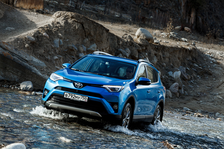 #####<mark>Toyota RAV4</mark>Toyota RAV4 со 146-сильным мотором и передним приводом стоит минимум 1 607 000 рублей. В оснащение этой версии входит климат-контроль, датчик дождя, автозатемняющееся зеркало заднего вида, аудиосистема и подогрев передних сидений. Моноприводный вариант с мультимедийным комплексом, светодиодными фарами, камерой заднего вида, бесключевым доступом, обогревом руля, всего лобового стекла и форсунок стеклоомывателя будет стоить уже 1 715 000 рублей. За 2,2 миллиона можно взять полноприводную машину в топовой версии: со 180-сильным мотором, круговым видеообзором, навигацией, кожаным салоном, обогревом задних сидений, электроприводом крышки багажника.
