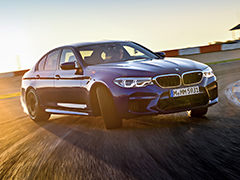 [Посмотрите, как BMW M5 очень быстро едет по Нюрбургрингу](https://motor.ru/news/bmwm5andring-10-05-2018.htm)