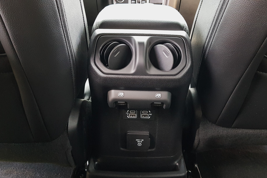 К услугам задних пассажиров воздуховоды, два USB-разъема и розетка на 230 В