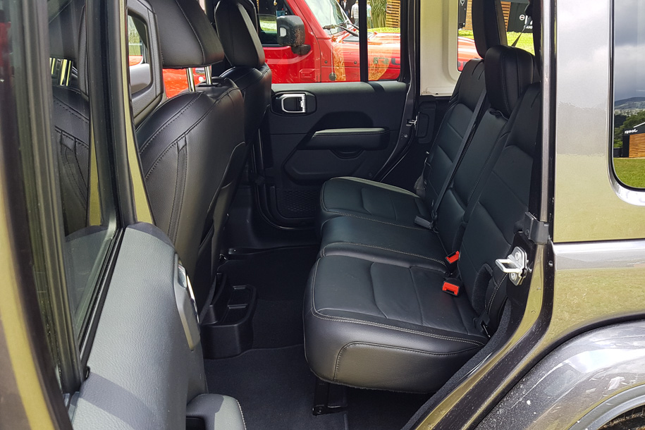 Четырехдверный Wrangler: при росте 182 см я сажусь "сам за собой" с небольшим запасом в коленях. Для идеальной посадки спинку заднего дивана хочется немного откинуть, но ни одной регулировки по-прежнему нет