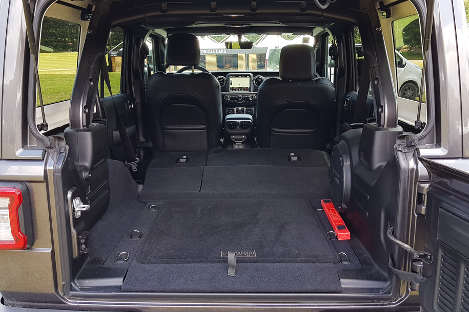 Объем багажника длиннобазного четырехдверного Ренглера, включая подполье - 533-1044 литра