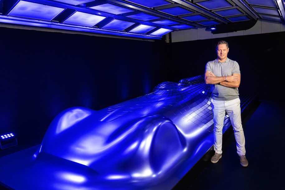 Глава всех дизайнеров концерна Daimler Гордон Вагенер руководит десятью студиями по всему миру, в которых работает шесть сотен человек. Может быть поэтому и нужно такое погружение в философию?