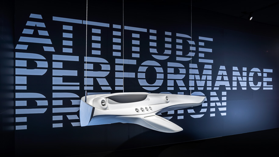 Графика на стене — одно из отражений стиля Mercedes-AMG. А штука, напоминающая космический буксир из "Звездных войн", — модель интерьера с характерной для новых AMG почти горизонтальной центральной консолью.