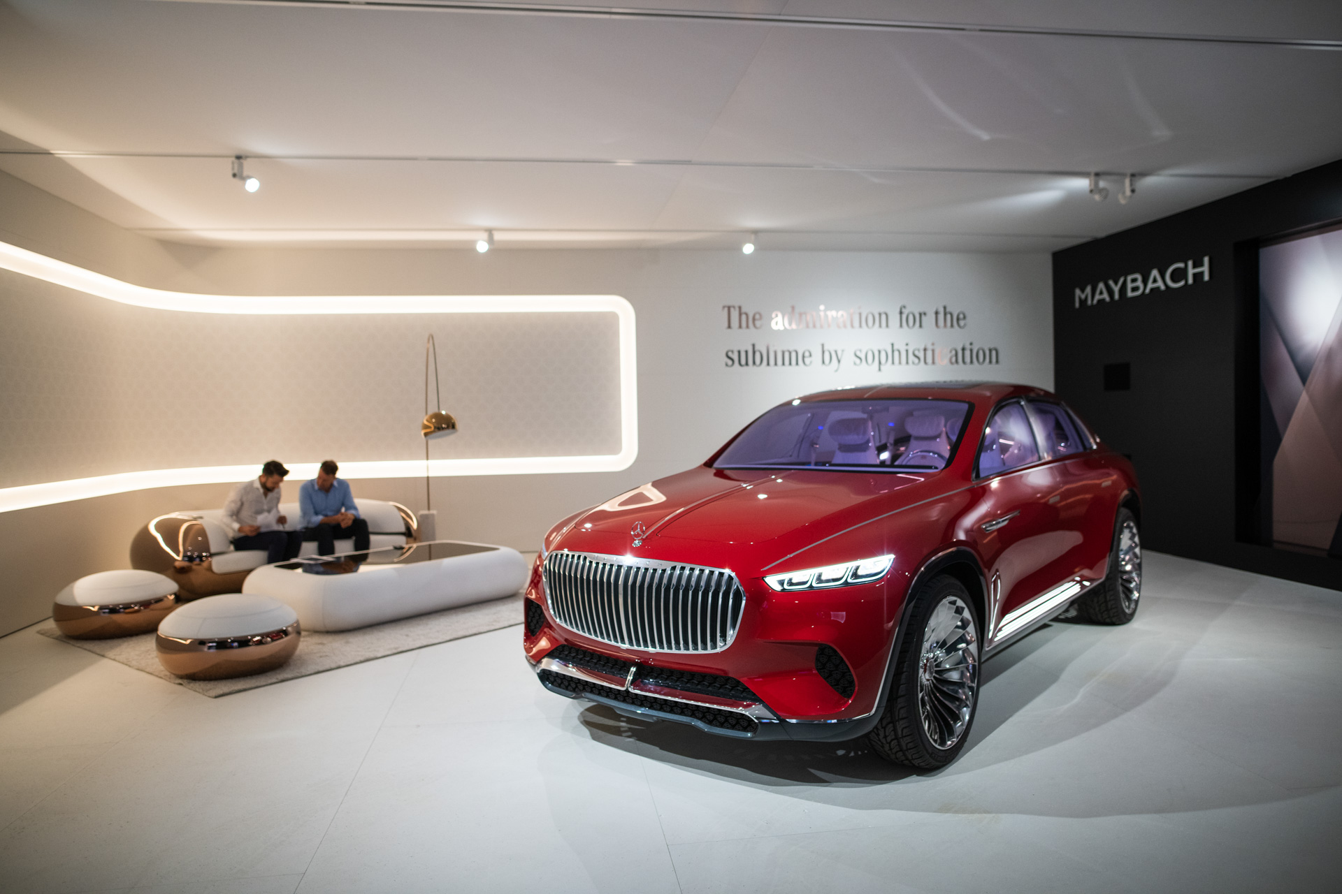 Паттерны из треугольных эмблем и оформление под розовое золото — так дизайнеры видят стиль Mercedes-Maybach