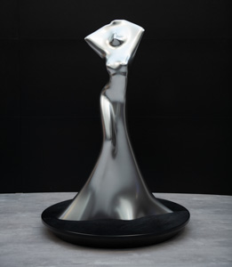 Дух каждого из суббрендов "Даймлера" попытались воплотить в скульптуре. Фигура The experience of Modern Luxury олицетворяет Mercedes-Benz. Она получилась самой креативной — и ее сложнее всего комментировать. Это искусство, поиск, волнующие формы, разумная степень упрощения и большая доля натуральности.