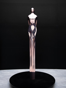 Олицетворение смыслов Mercedes-Maybach, напротив, подчеркнуто статично. Скульптура симметрична, вертикальна и возвышается над остальными. Кажется, эту статную фигуру не обязательно было покрывать имитацией розового золота, чтобы показать ее превосходство.