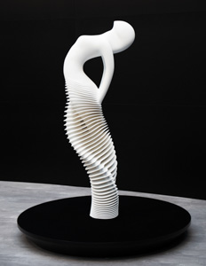 Фигура направления EQ (The experience of Progressive Luxury) получилась самой сложной. Силуэт как бы распадается на сечения, по которым фигуру можно было бы построить, используя компьютерное моделирование. И эти сечения вынесли из 3D-графики обратно в реальный мир. Создать вещественный объект такой формы намного легче с помощью 3D-принтера, чем инструментом скульптора.