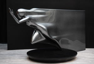 Скульптура, выражающая характер Mercedes-AMG, называется The experience of Performance Luxury и изображает движение в самом явном виде, без всяких иносказаний. А еще она напоминает маскот, накапотную фигурку дорогих машин золотой эры