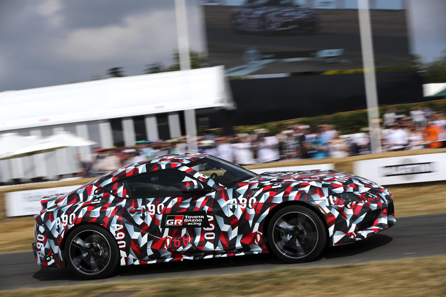 На трассе подъема на холм — прототип нового купе [Toyota Supra](https://motor.ru/news/supraatfos-12-07-2018.htm)