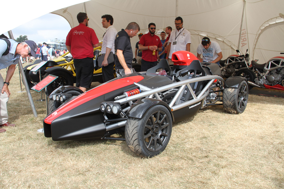 А это — новый [Ariel Atom](https://motor.ru/news/newarielatom-11-07-2018.htm). Впрочем, несмотря на серьезные конструктивные изменения, отличить его от старого задачка не из легких