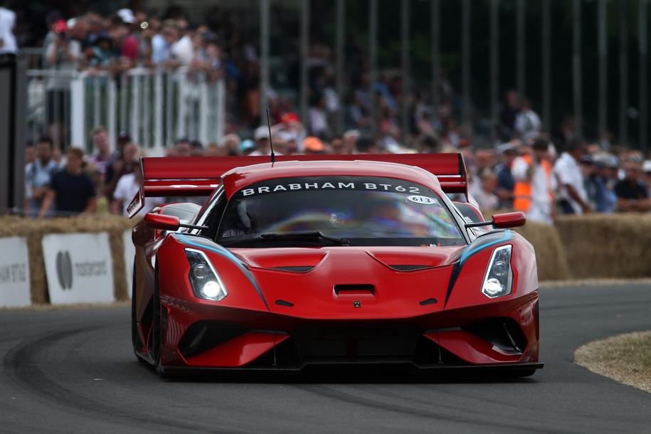 Трековый суперкар [Brabham BT62](https://motor.ru/news/brabhambt62-03-05-2018.htm) выпустят тиражом всего 70 машин. За миллион фунтов покупатель получит купе с углепластиковым монококом, атмосферным мотором V8 5.4 мощностью 730 сил, секвентальной коробкой передач Holinger и углерод-композитными тормозами