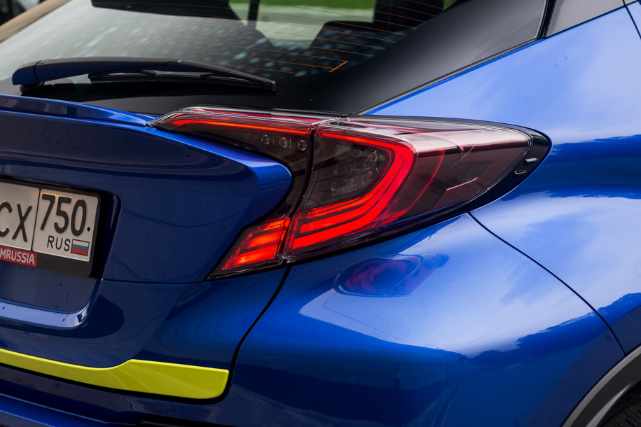 Изогнутые бумерангом задние фонари смотрятся нарочито дешево – задел для рестайлинга, чтобы заменить примитивные отражатели эффектными световодными росчерками?