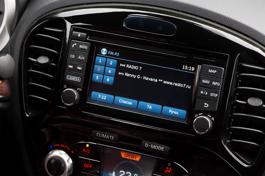 Разрешение на экране мультимедийной системы неважное, зато у Juke есть камера кругового обзора