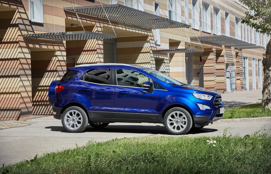 После обновления у Ford EcoSport появился электрообогрев форсунок омывателя, индикатор уровня омывающей жидкости, бачок омывателя увеличенной емкости (4,5 литра) и даже резиновые коврики