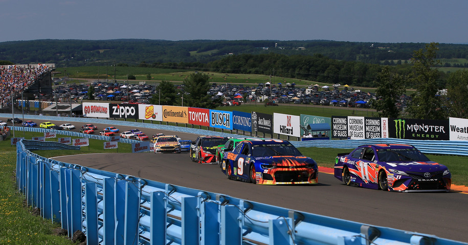 За лидерство борются Дэнни Хэмлин на Тойоте и Чейз Эллиот на Chevrolet