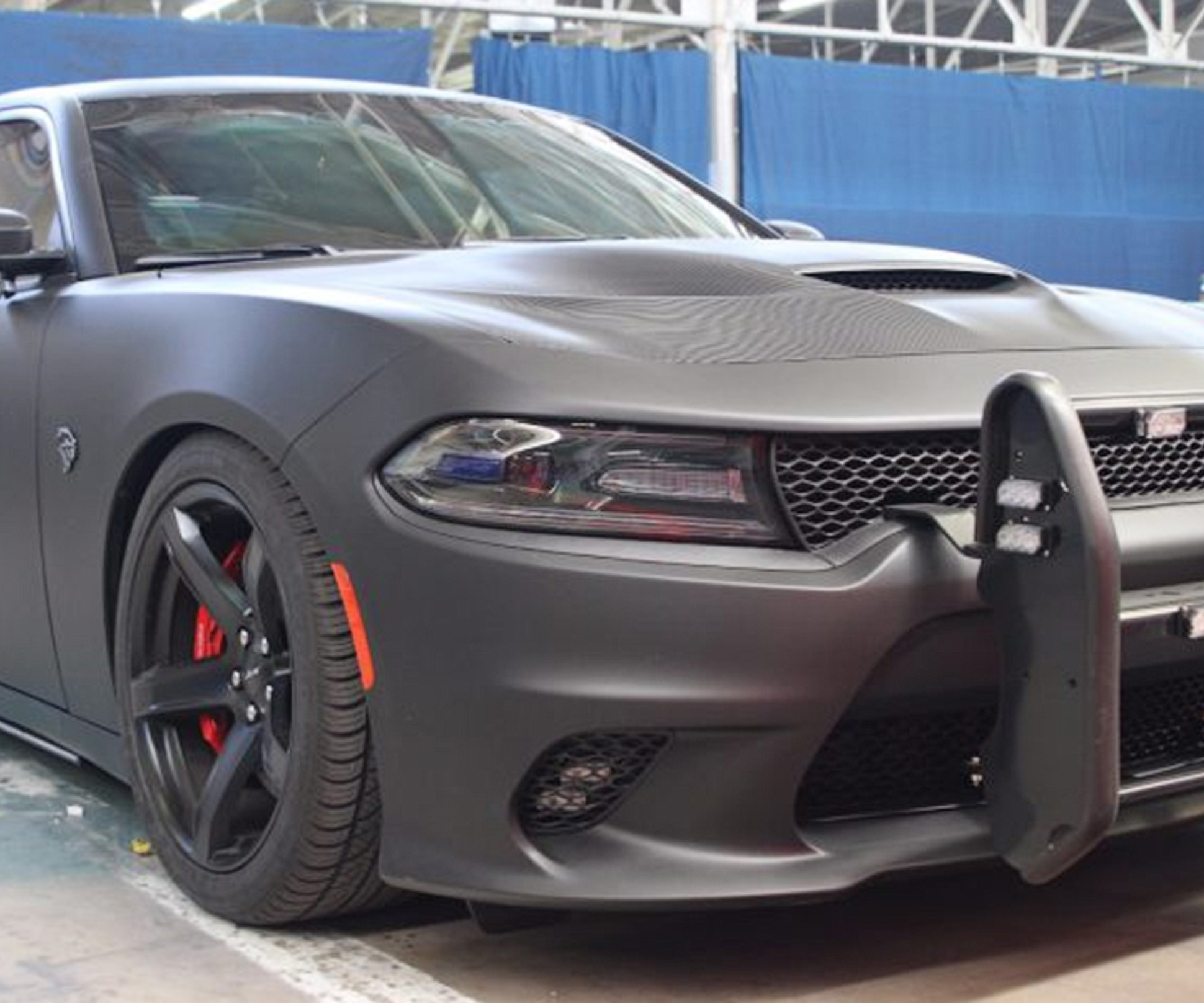 В США переделали Dodge Charger Hellcat в броневик — Motor