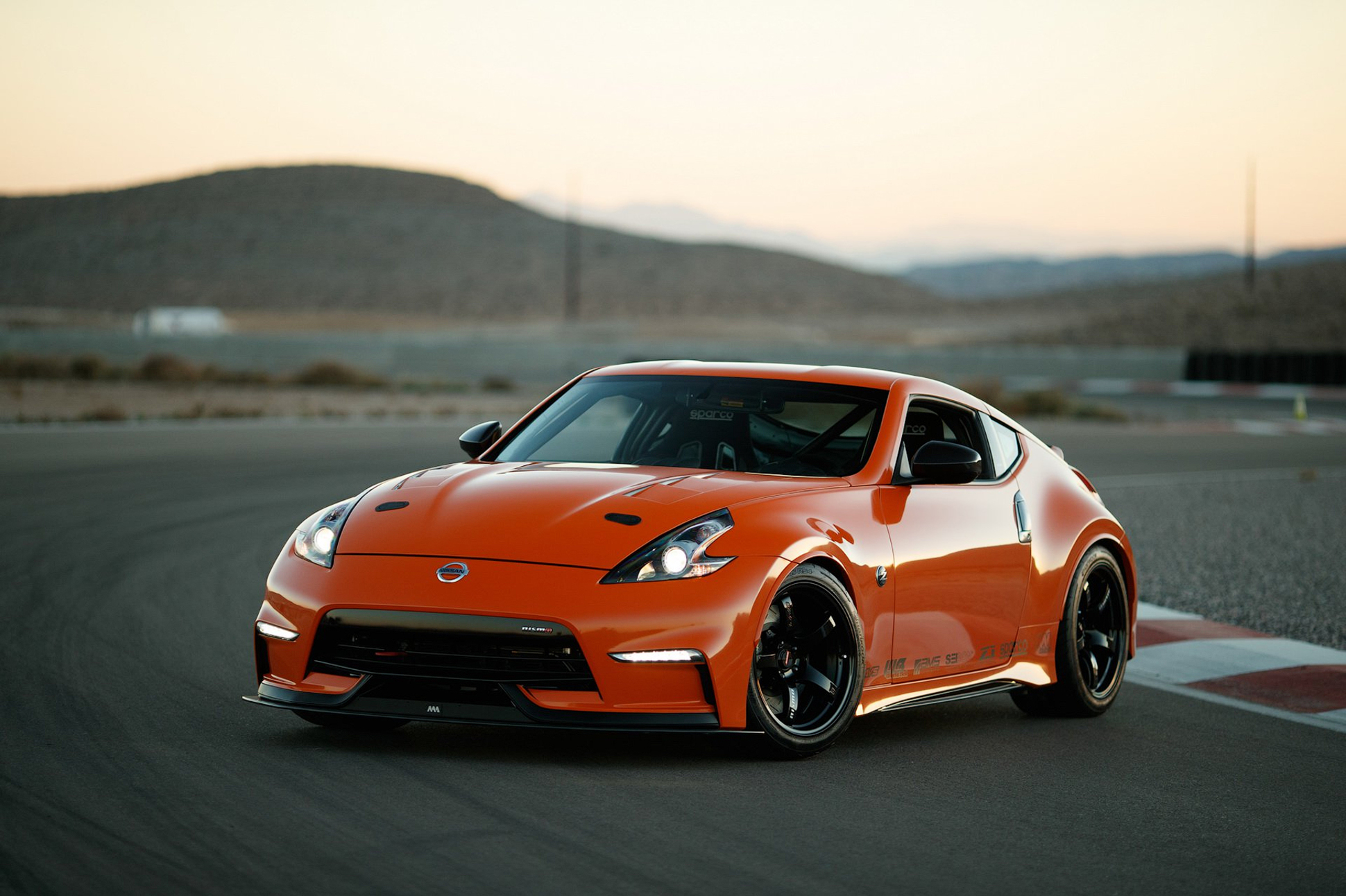 Nissan 370Z сменил атмосферник на битурбо «шестерку» с «механикой» — Motor