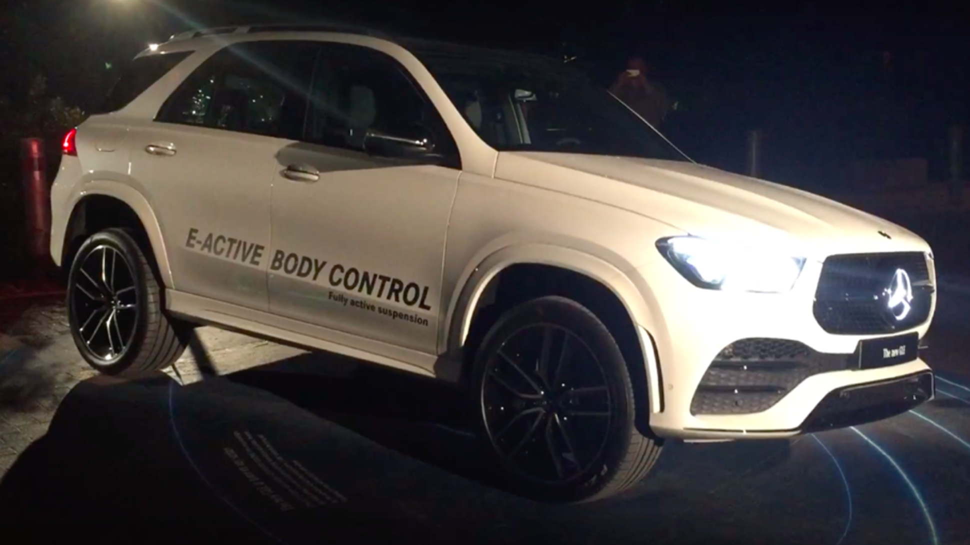 Видео: работа гидропневматической подвески на новом Mercedes-Benz GLE —  Motor