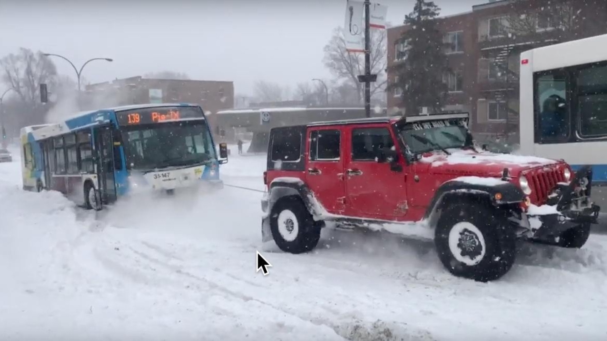 Видео: три внедорожника вытаскивают из снега автобус — Motor