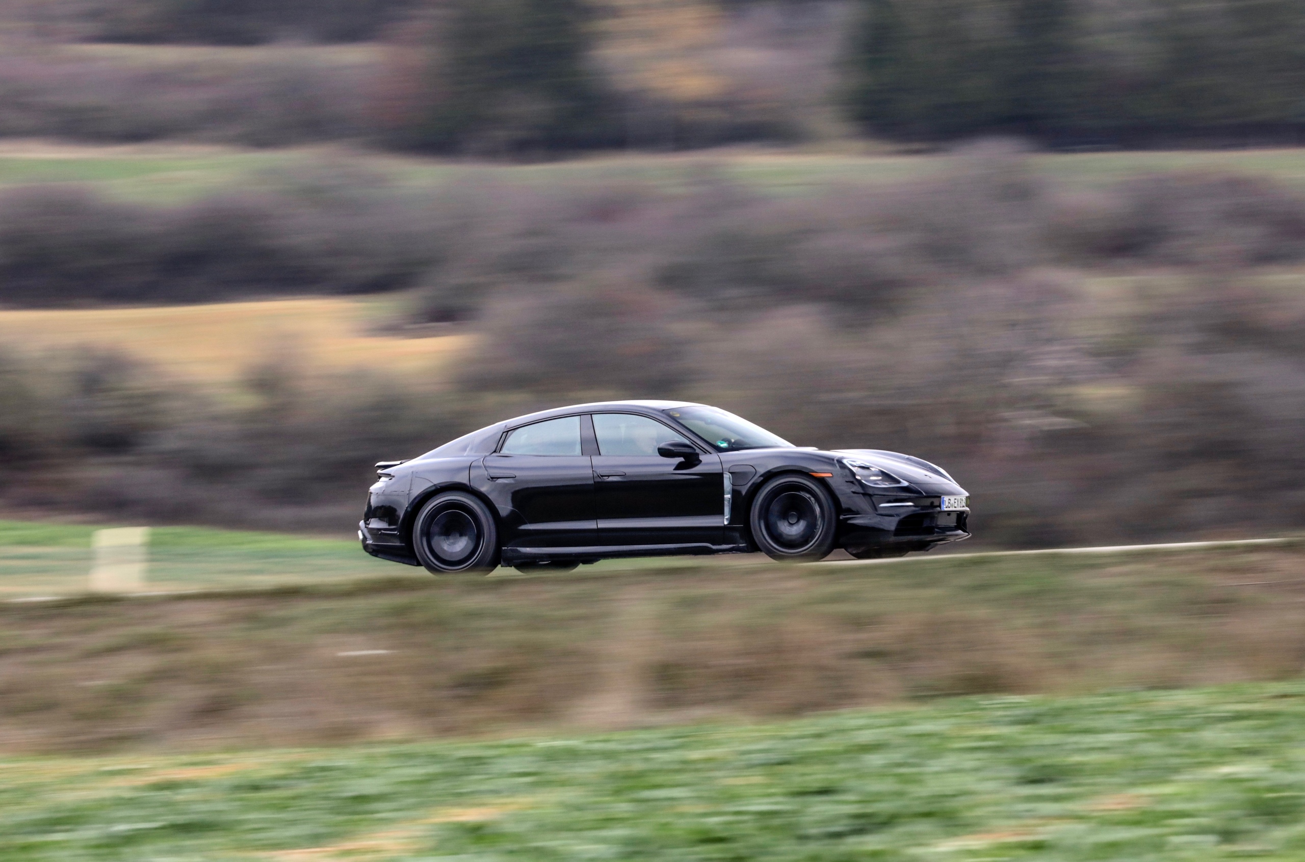 Porsche получила 20 тысяч предзаказов на электрический Taycan