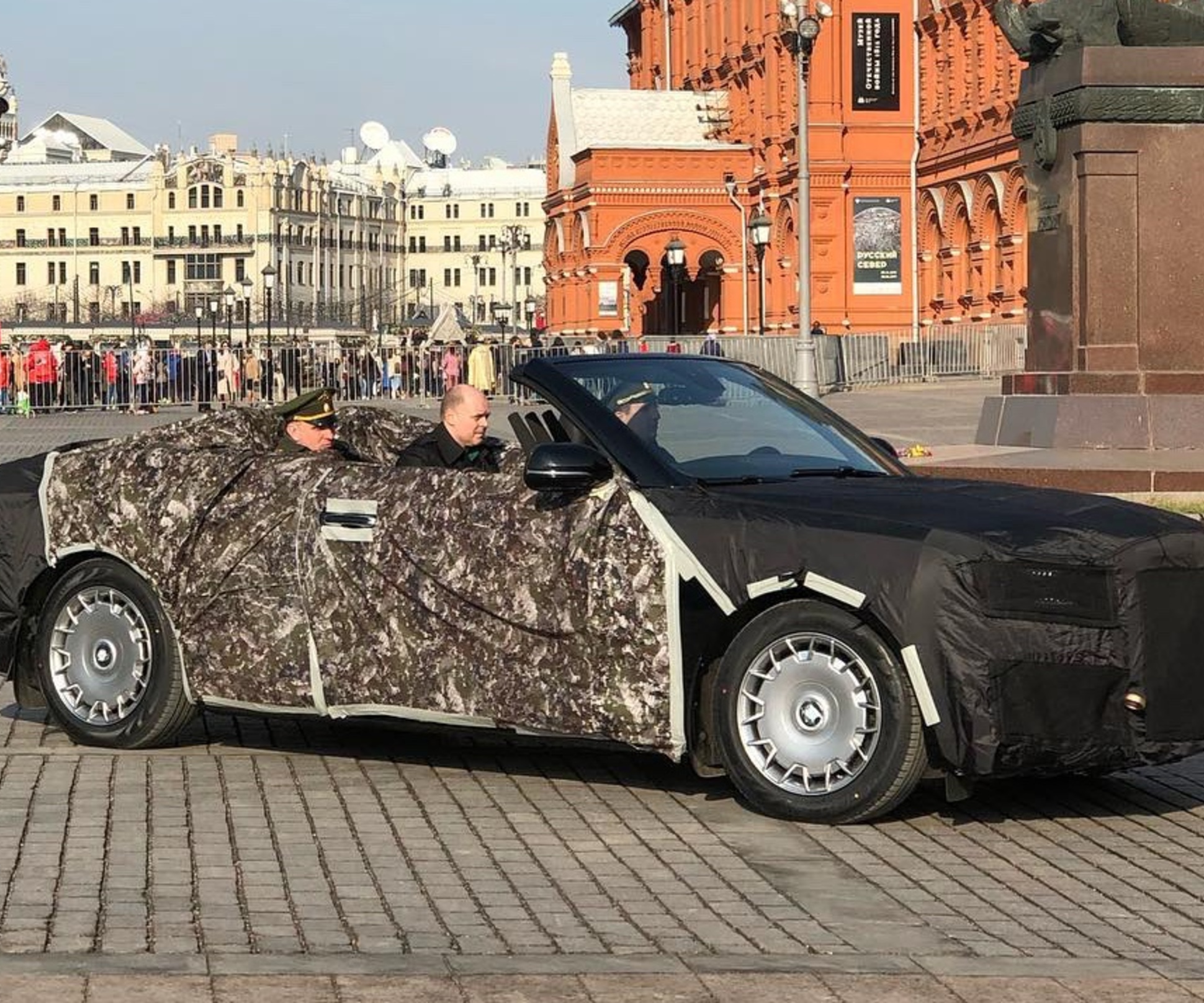 Кабриолет Aurus сфотографировали на Красной площади — Motor