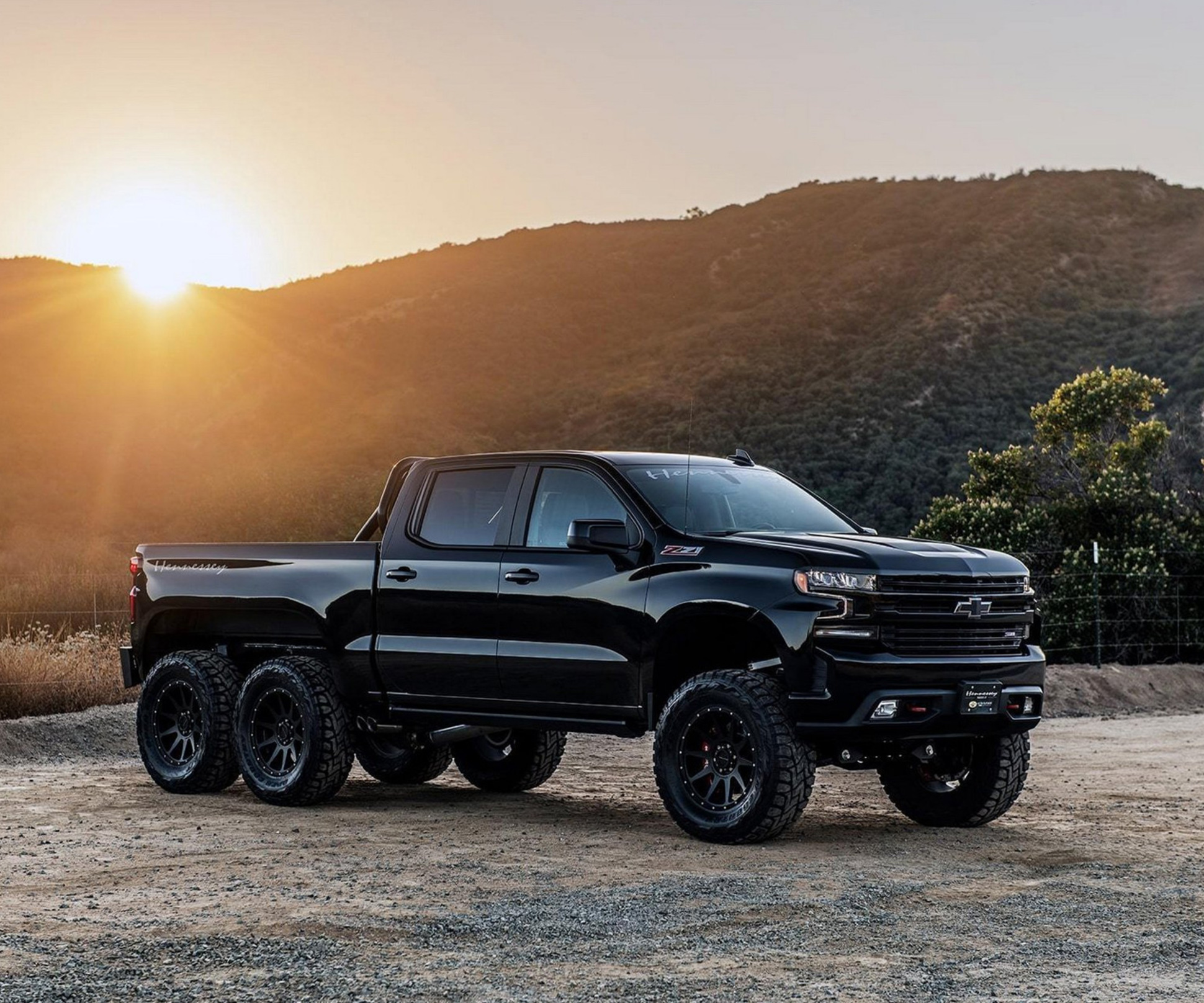 Chevrolet Silverado превратили в монструозного «Голиафа» с шестью колесами  — Motor