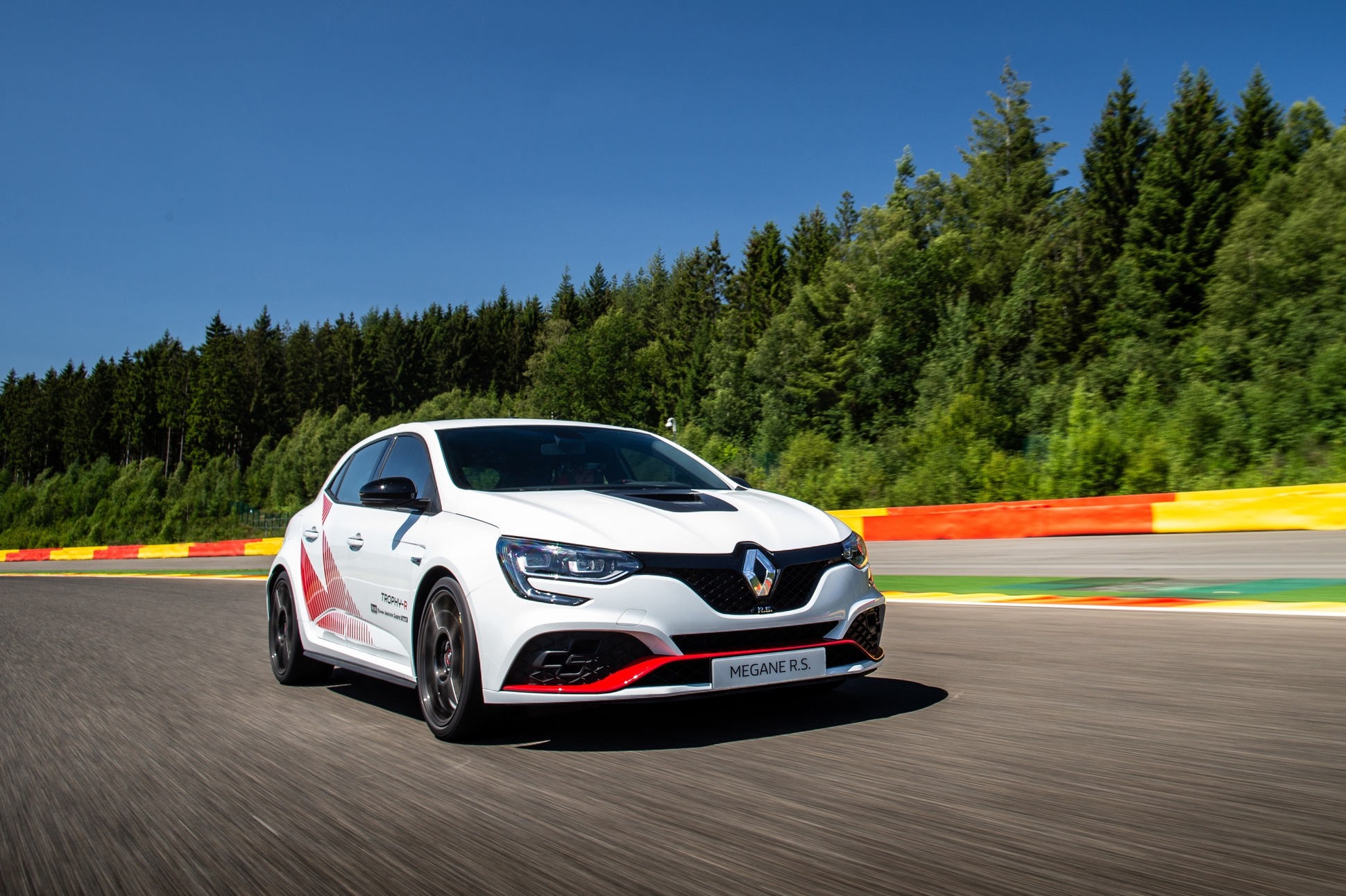 Самый быстрый Renault побил второй рекорд Honda Civic Type R — Motor