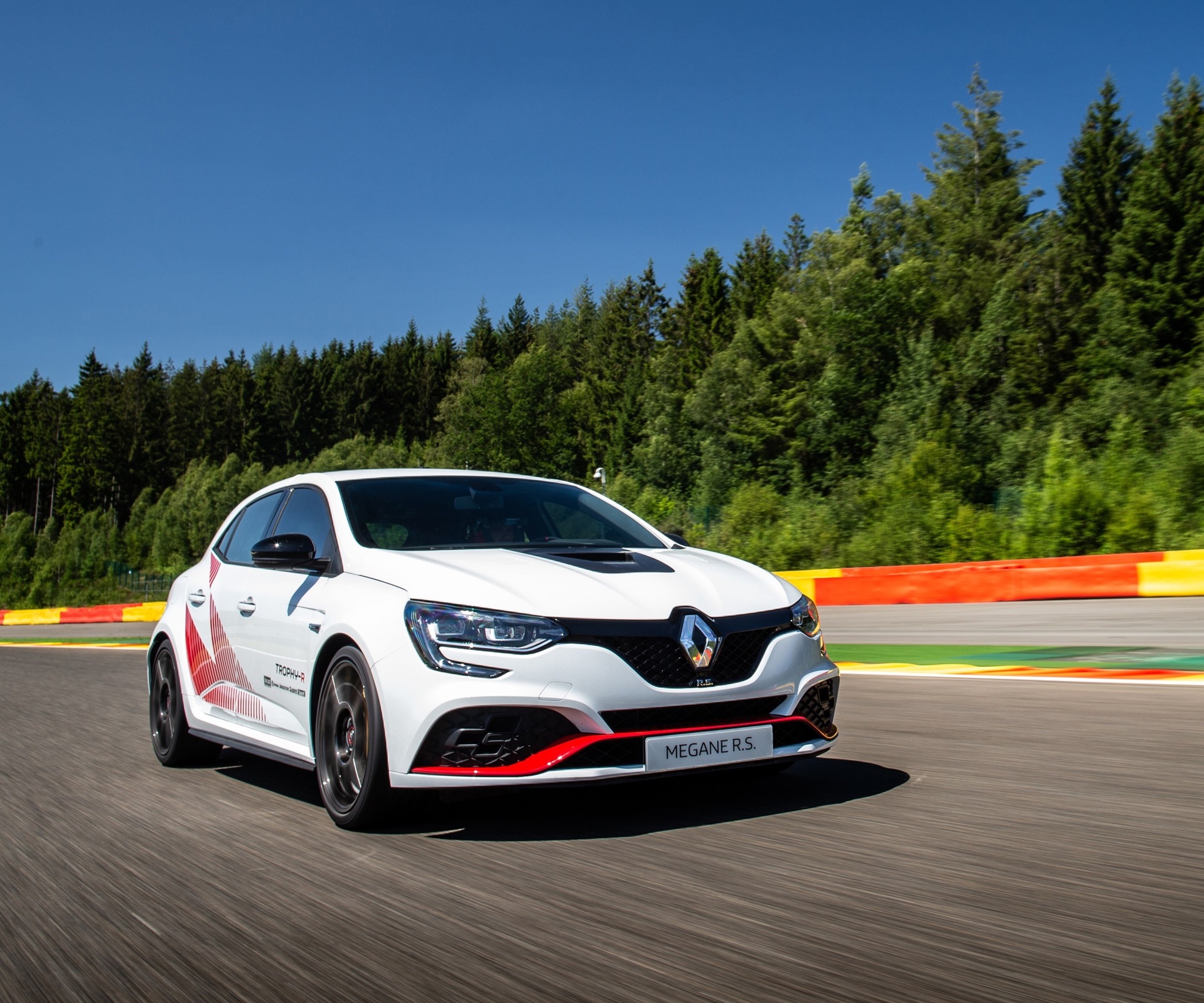 Самый быстрый Renault побил второй рекорд Honda Civic Type R — Motor