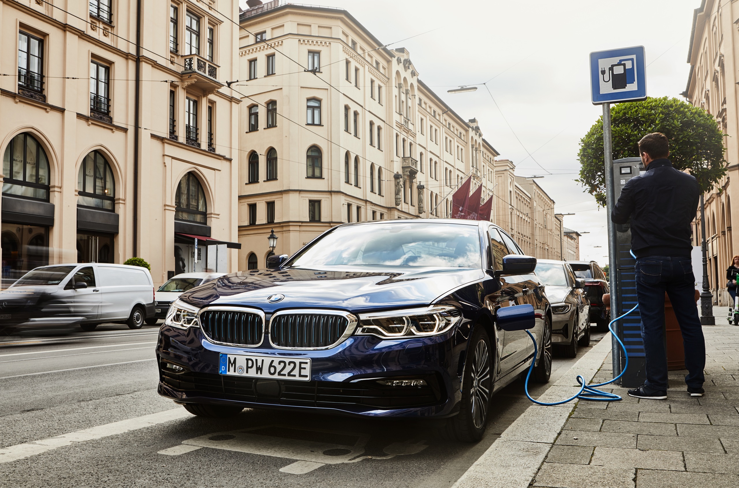 Гибридная «пятерка» BMW: расход 1,6 литра и новая батарея — Motor