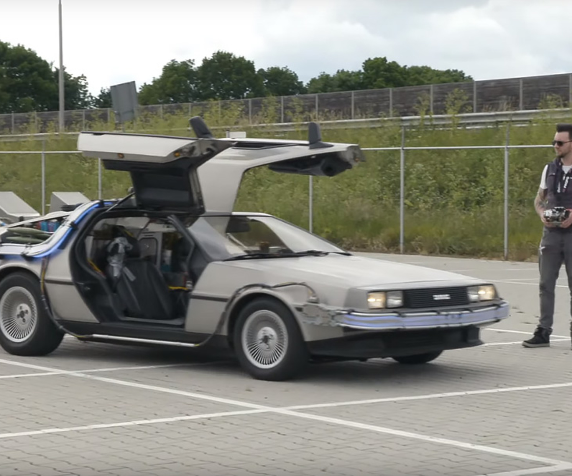 На продажу выставили DeLorean, который умеет «ездить» по воде — Motor