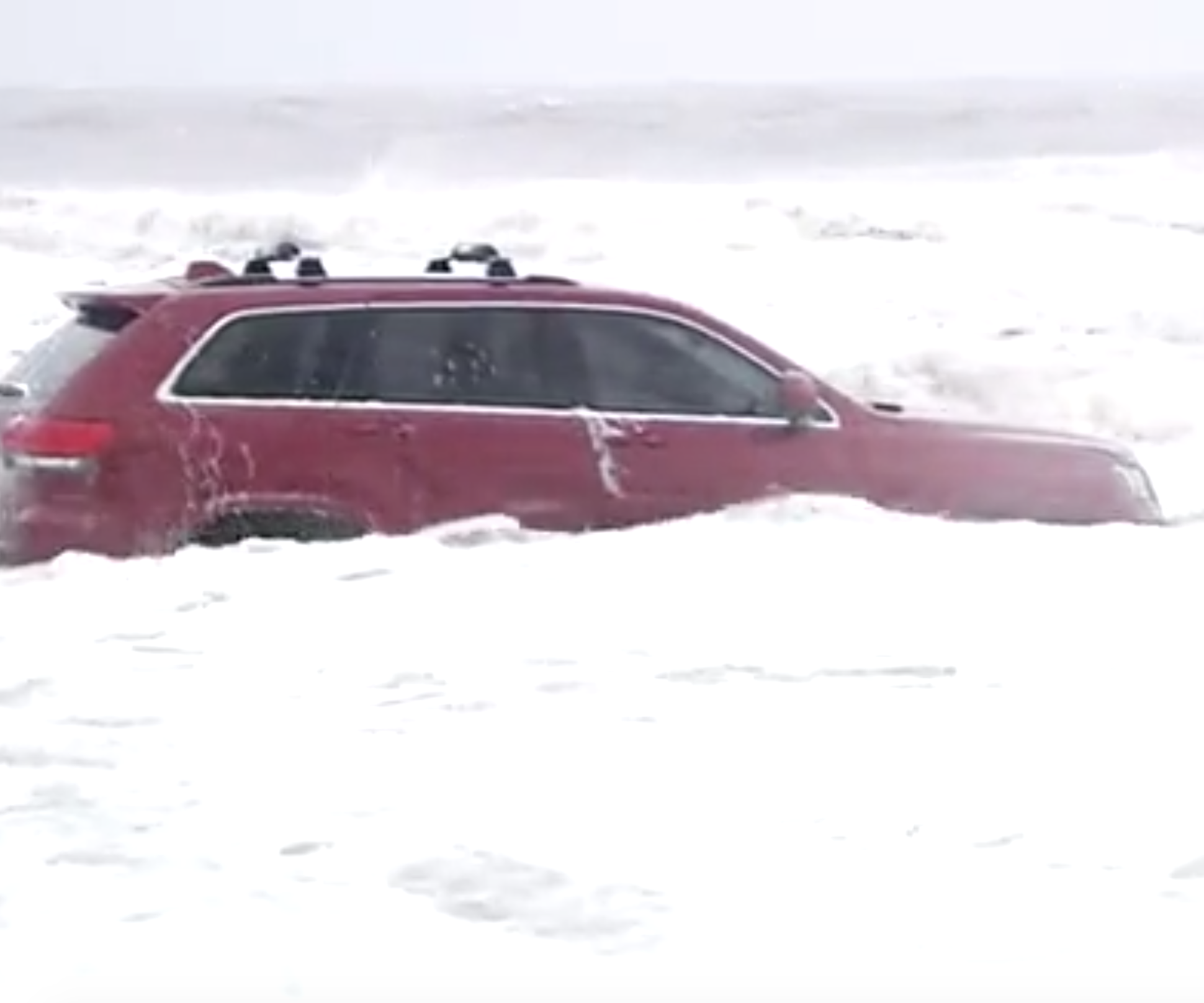 Видео, которое больно смотреть: океан и ураган уничтожают Jeep — Motor