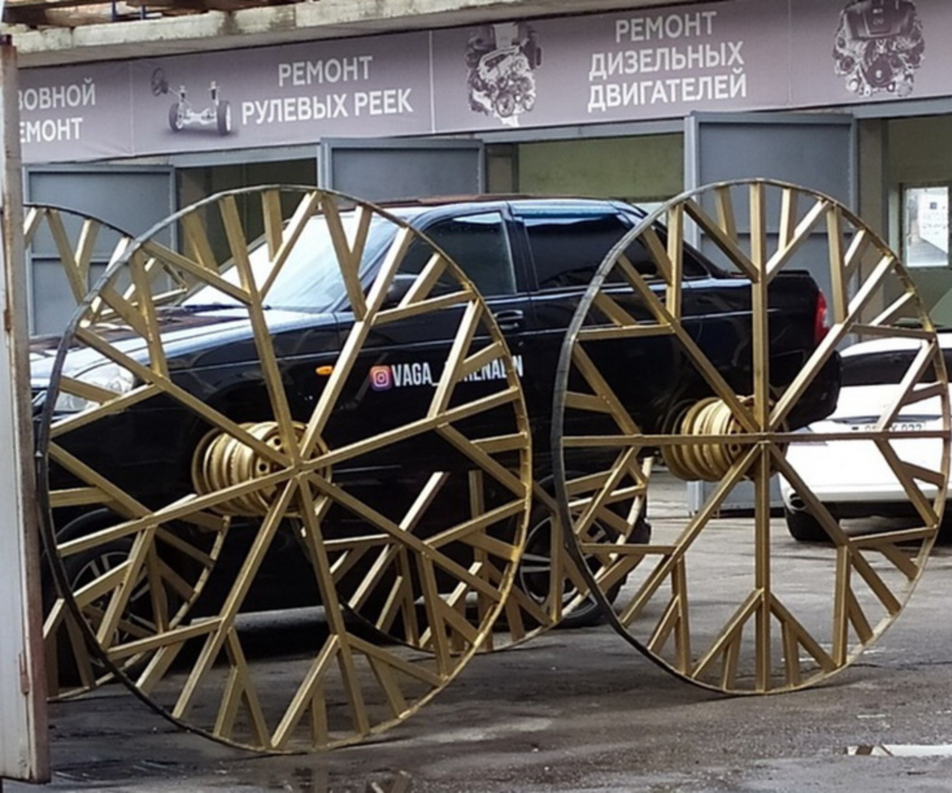 Видео: Lada Priora превратили в карету с 72-дюймовыми колёсами — Motor