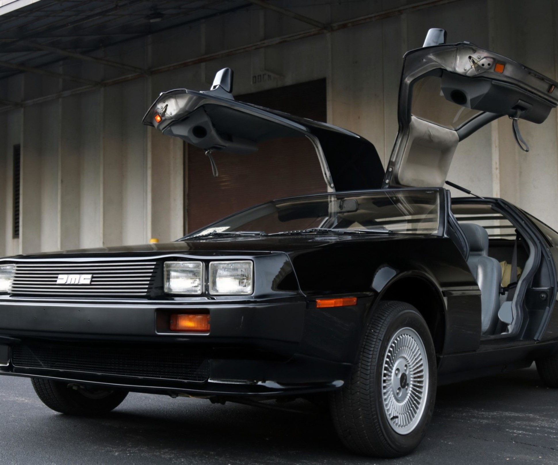 DeLorean в редком цвете и с крошечным пробегом пустили с молотка — Motor