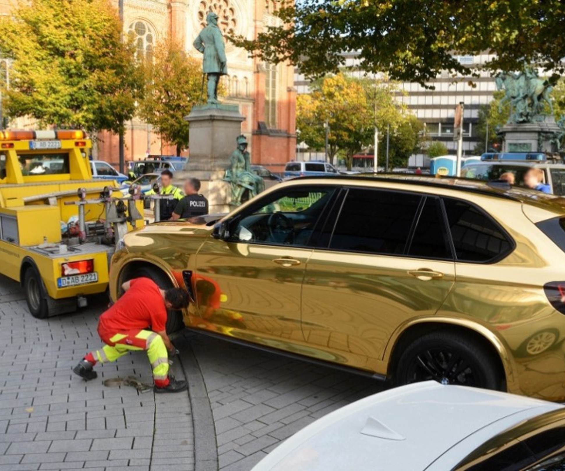 Полиция запретила ездить на «золотом» BMW X5 и эвакуировала машину — Motor