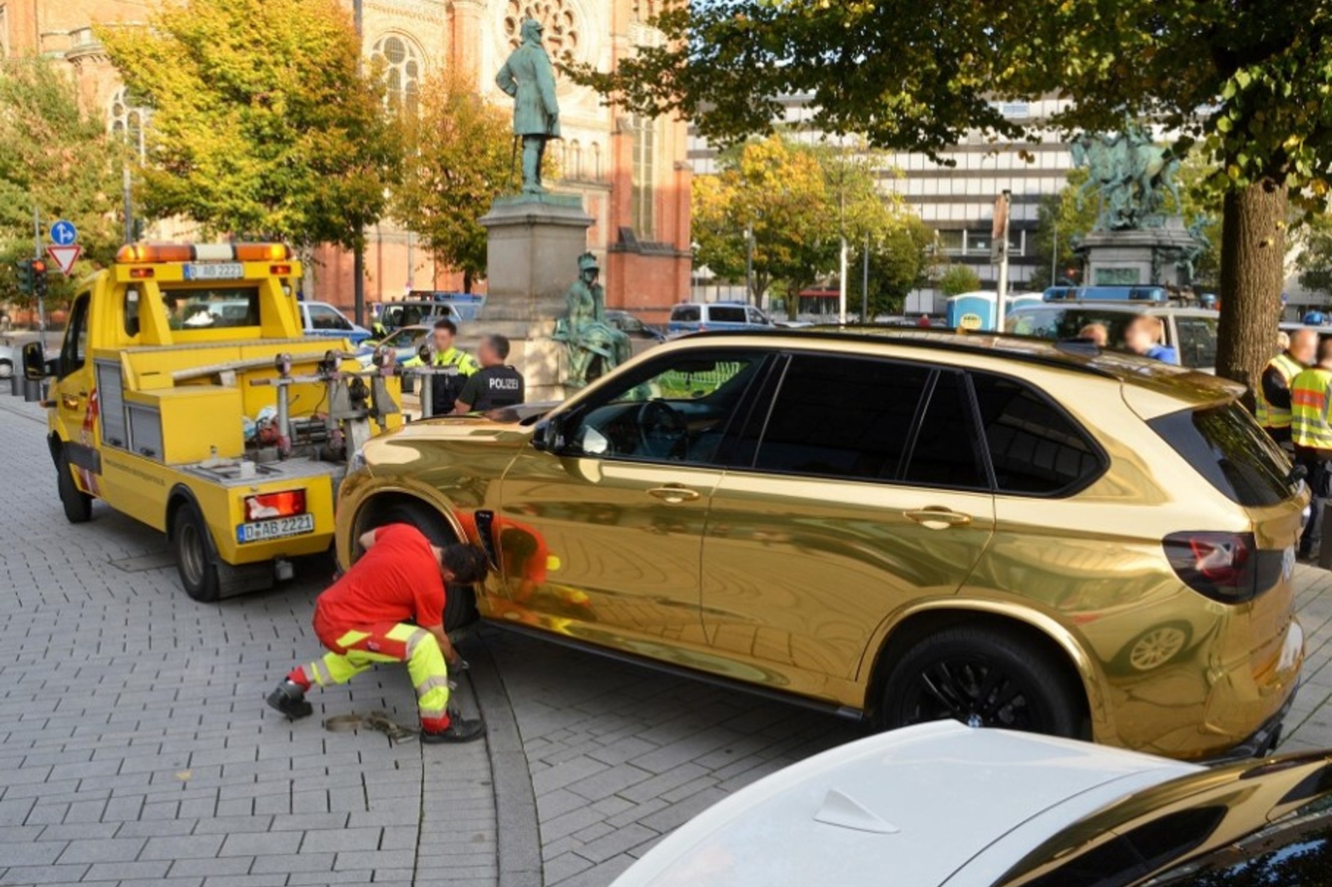 Полиция запретила ездить на «золотом» BMW X5 и эвакуировала машину — Motor