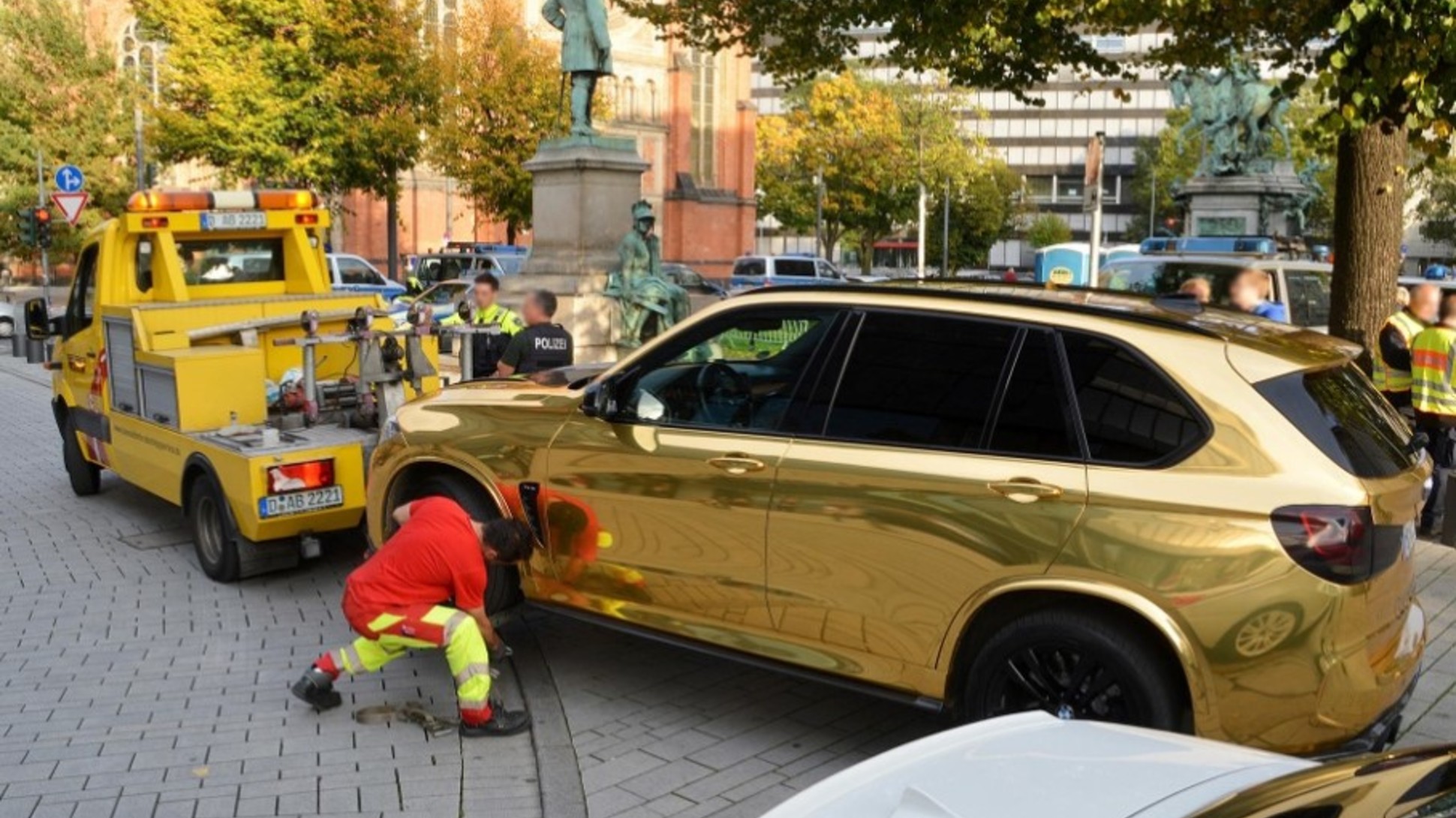 Полиция запретила ездить на «золотом» BMW X5 и эвакуировала машину — Motor