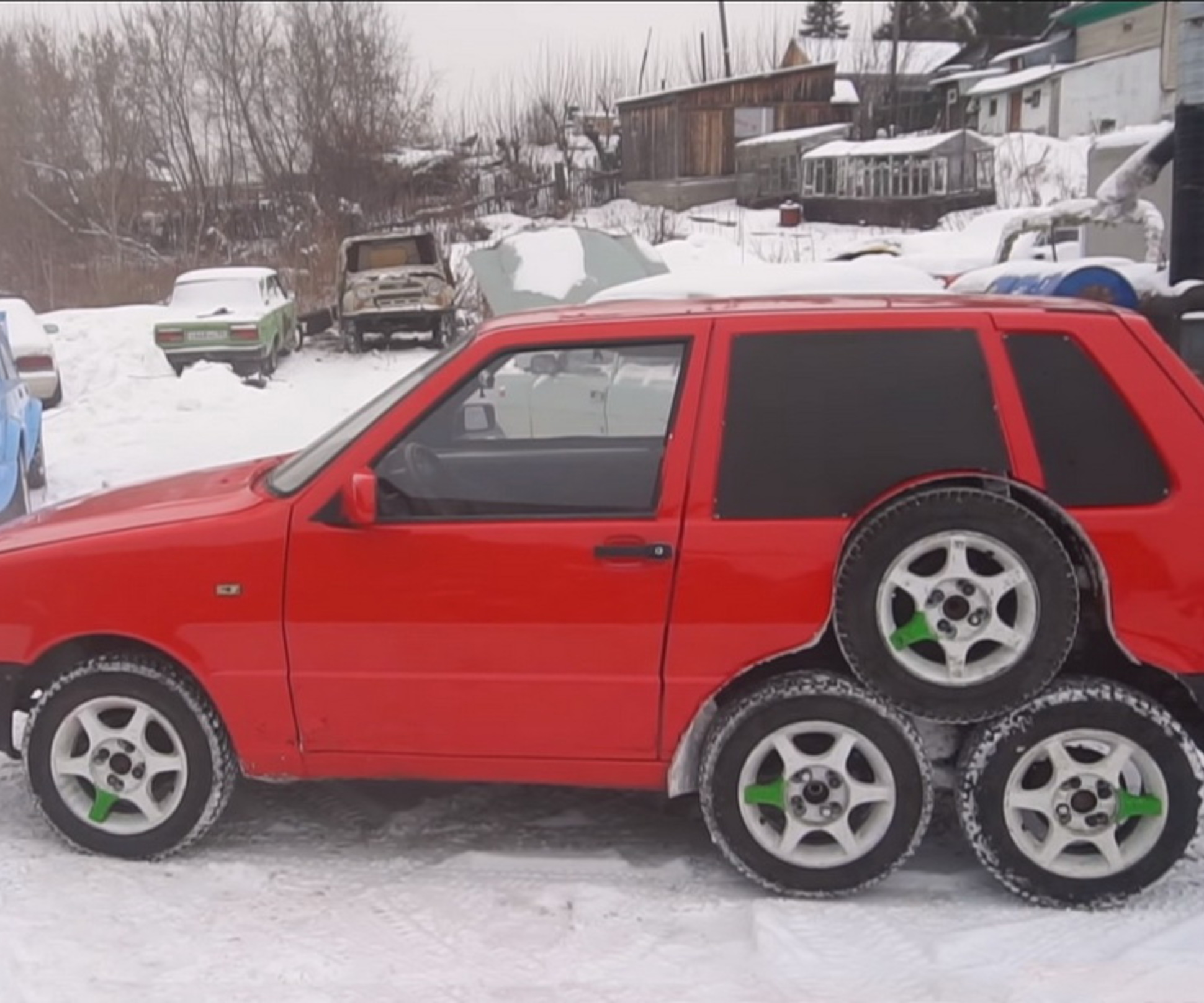 Видео: российские блогеры превратили малолитражку в 8-колёсного монстра —  Motor