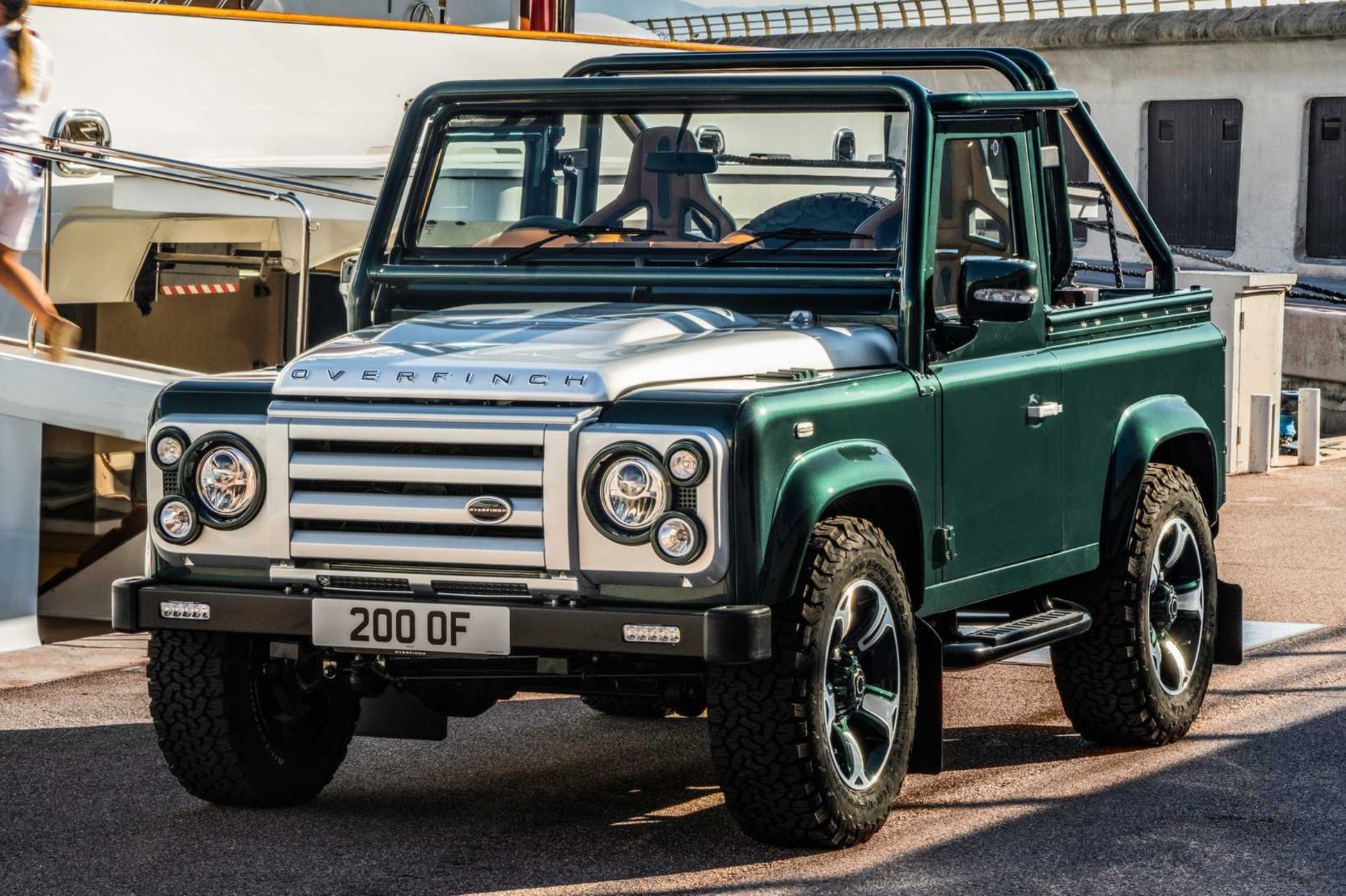 Land Rover Defender превратили в роскошную «яхту» — Motor