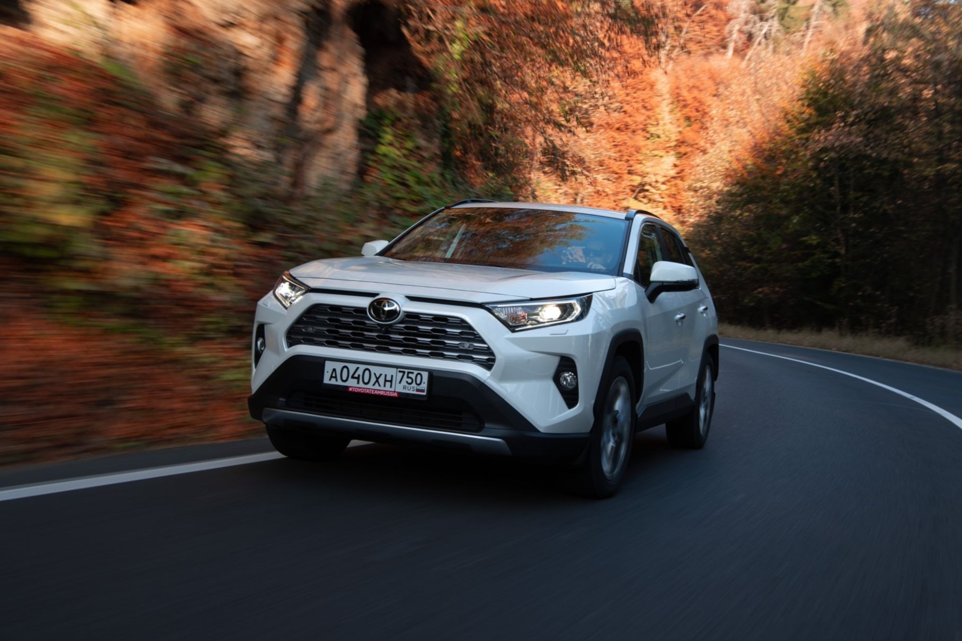 Toyota доработает RAV4 после критики результатов «лосиного теста» — Motor