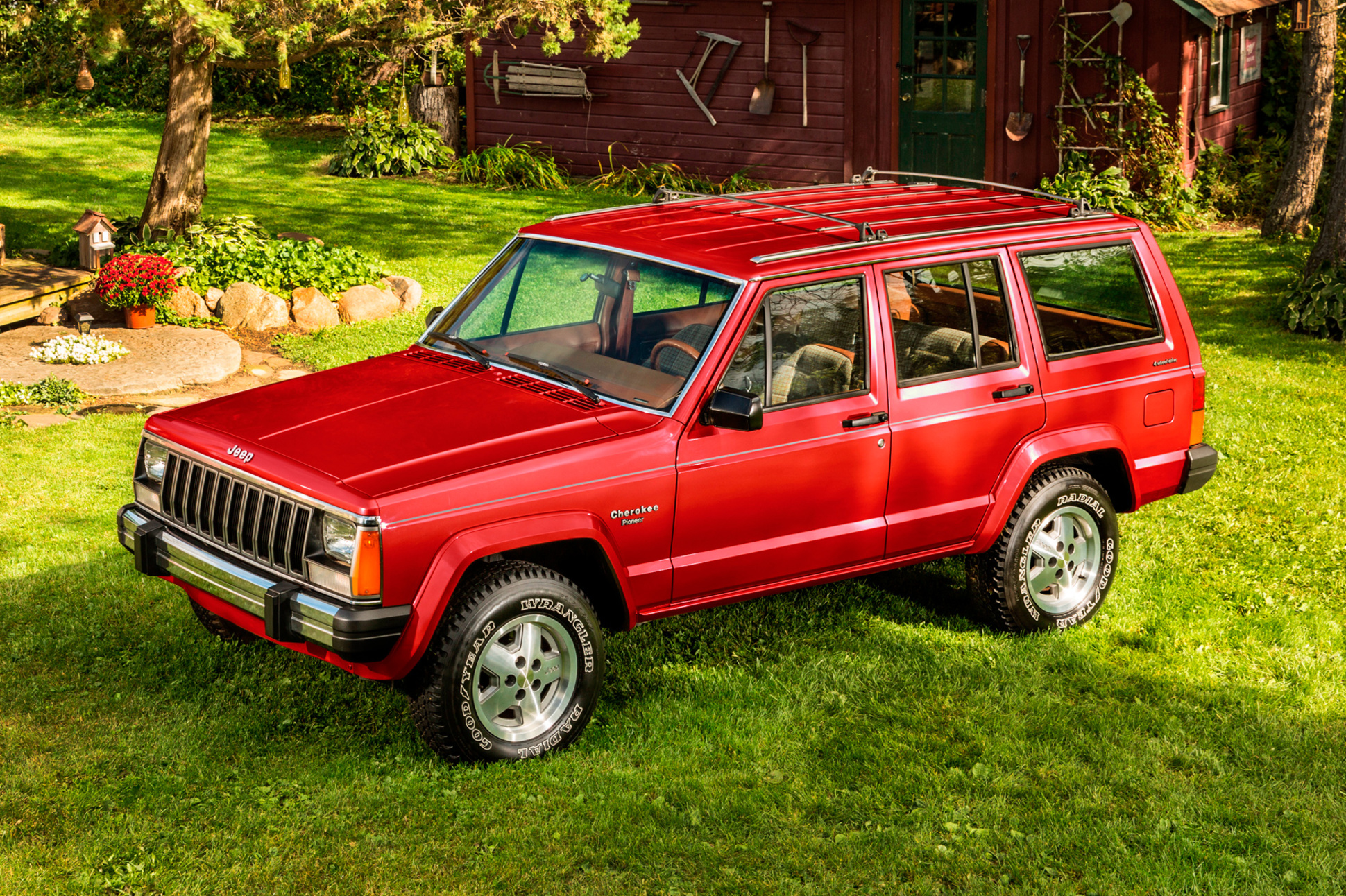 Jeep cherokee drive2. Jeep Cherokee (XJ) '1984–2001. Jeep Cherokee XJ 1984. Jeep Cherokee XJ красный. Джип Чероки Пионер.