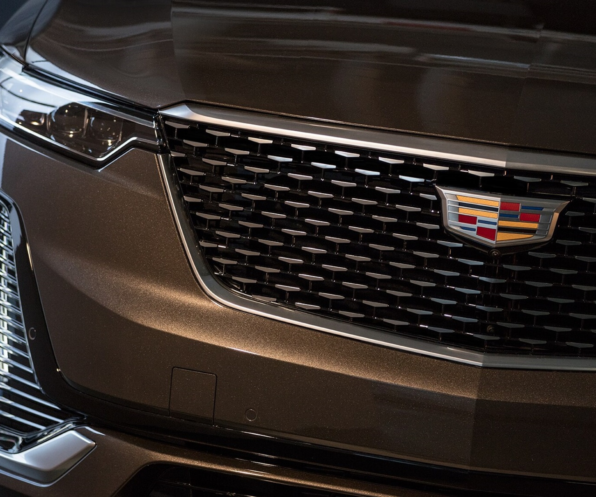 Cadillac объяснил расположение значка на решётке — Motor