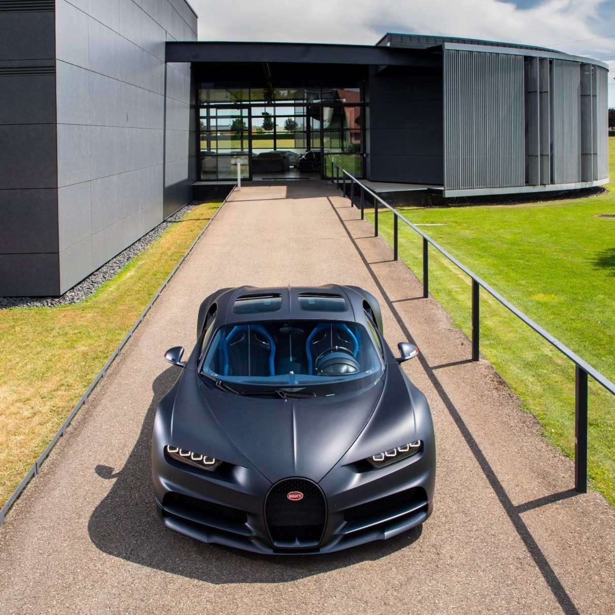 Bugatti представила новый сильный гиперкар Chiron Super Sport :: Autonews