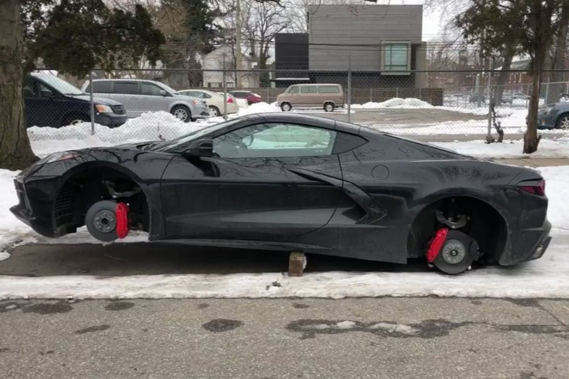 Пять дней назад с нового Corvette впервые сняли колеса. Теперь их пытаются  продать в Facebook — Motor